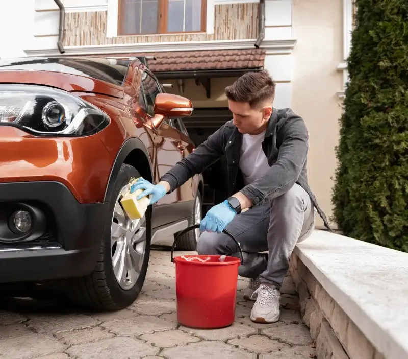 Lavage auto à domicile Pouzols-Minervois : professionnel intervenant sur un véhicule